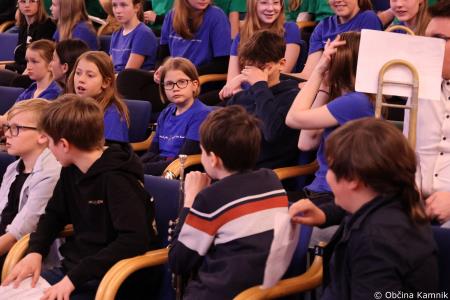 A me slišiš Pet čevljev merim, palcev pet (3)